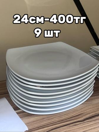 Распродажа большого количества тарелок и блюдец