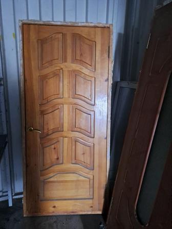 продам деревянную дверь