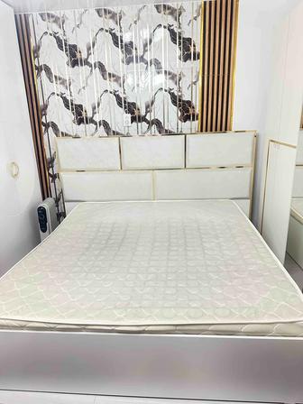 Двуспальная кровать с матрасом и тумбами