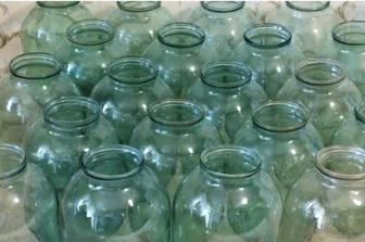 Отдам бесплатно, можно на конфетку или на фрукты 2 литровые банки чистые