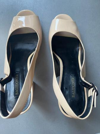 Продам босоножки Цвет пудра размер 39 лаковая кожа на каблуке