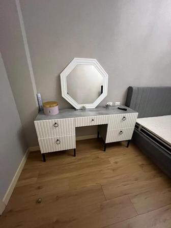 Кровать 180/200 с туалетным столиком