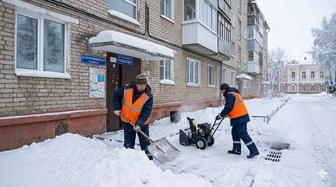 Уборка снега возле подъезда Г. Петропавловск