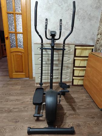 Эллиптический тренажер для ног и ходьбы.