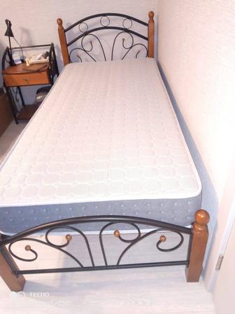 Кровать с матрасом