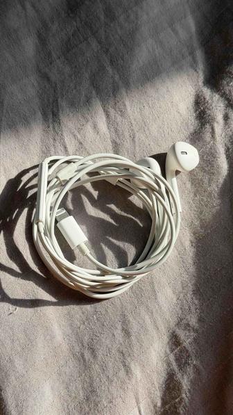 Продаю оригинальные проводные наушники airpods, были в коробке с Iphone 11.