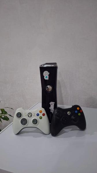Продам xbox 360 оригинальный с 2 джойстиками