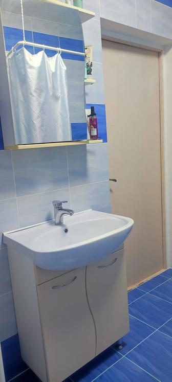 Тумба с раковиной и зеркалом в ванную