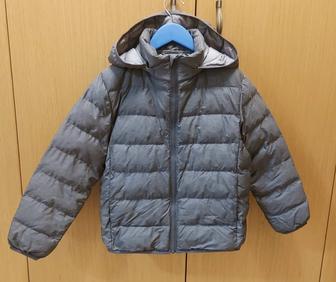 Продаю теплую осенную куртку UniQlo на мальчика 7-9 лет рост 128-134