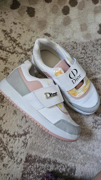 Новые кроссовки кожаные