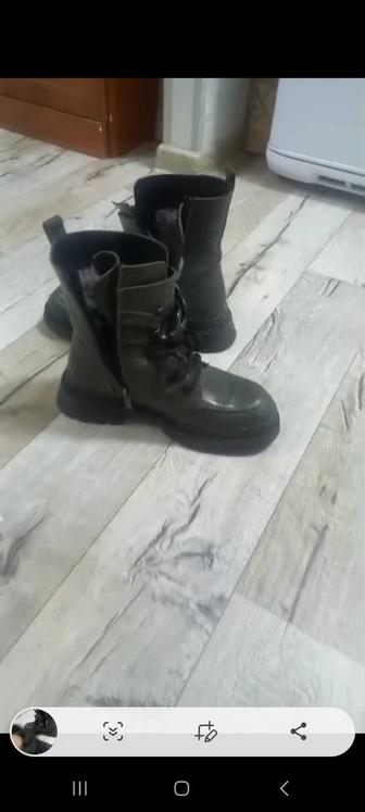 Продам женскую кожаные сапоги