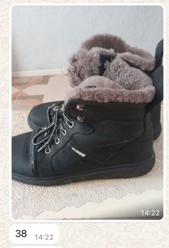 Продам сапоги мальчику 38 размер.Натуральный мех.