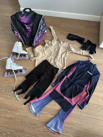 Коньки и форма для фигурного катания.