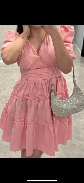 Розовое платье