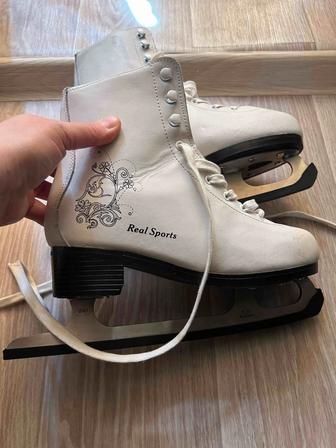 Продам женские коньки 39 р