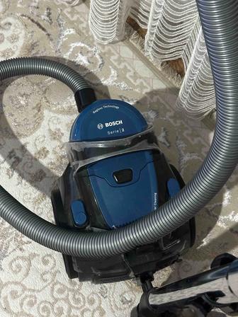 Пылесос Bosch Serie 2, безмешковый отличное состояние