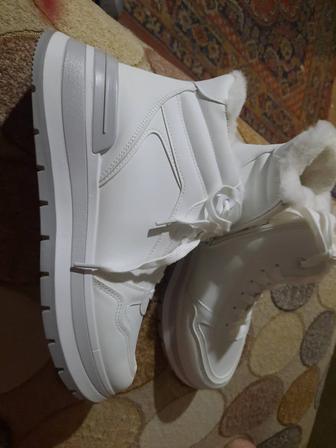 Кроссовки женские