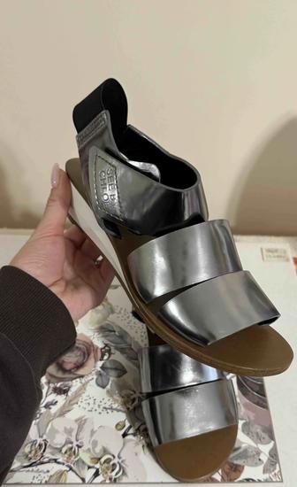 Сандали серебристые