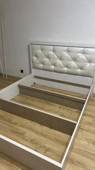 Кровать белая , без матраса