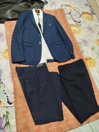 Продается школьный костюм