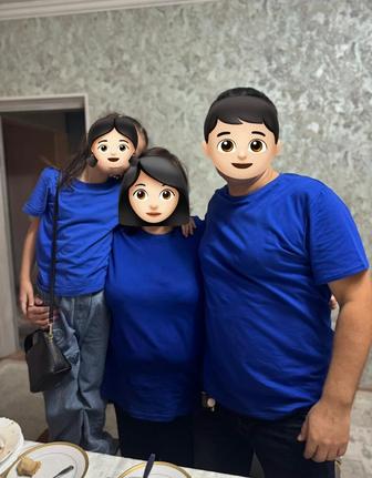 Одинаковые синие футболки