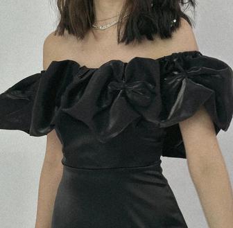 Стильное черное платье. Сидит красиво,ткань приятная, состояние как новое.