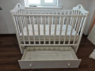 Продается детская кроватка с маятником