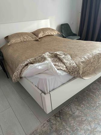 Двуспальная кровать с матрасом