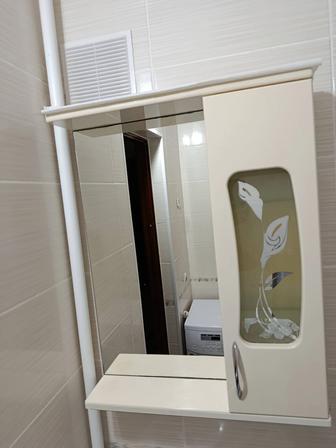 Шкаф с зеркалом, умывальник с тумбой, все в хорошем состоянии