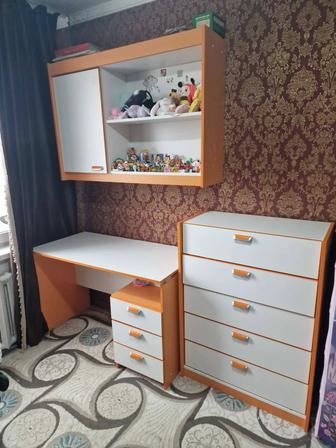 Детский стол, комод, навесной шкафчик