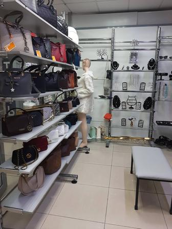 Сдам в субаренду в отделе женской одежды место для реализации сумок