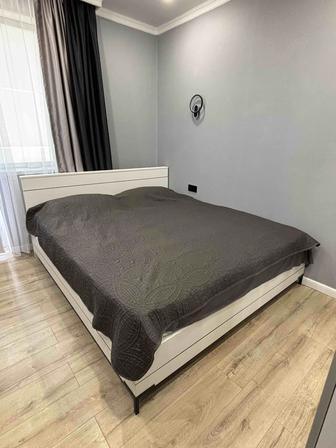Продается двухспальная кровать с матрасом