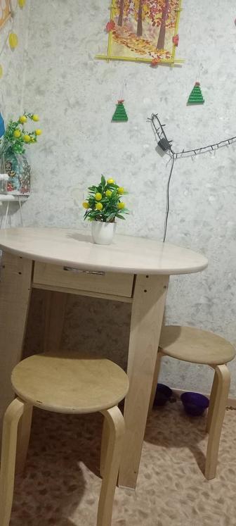 Стол и 4 табуретки