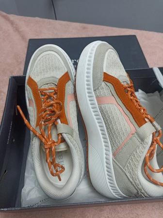 Продам кроссовки 37 размер