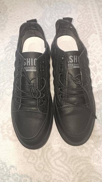 Продаются мужские ботинки