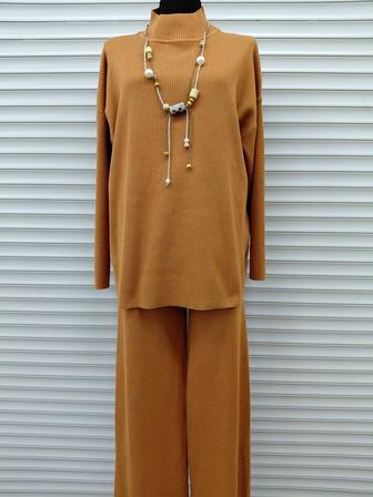 Продажа женских костюмов.