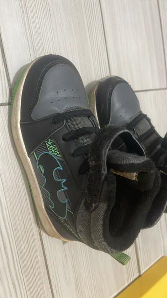 Отдам бесплатно осенние кроссовки!