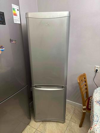 Продаю холодильник Indesit