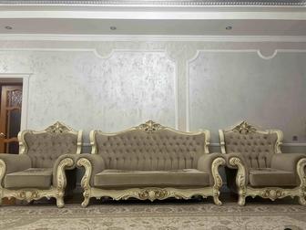 Диван и стол