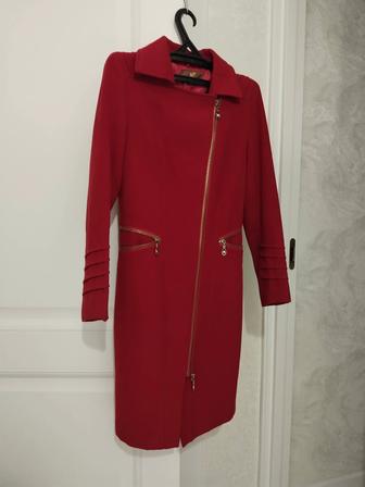Стильное пальто / кардиган красного цвета