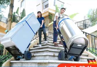 Услуги грузчика с спецтележкой перешагивающий по лестнице