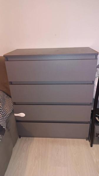 Комод с выдвижными ящиками