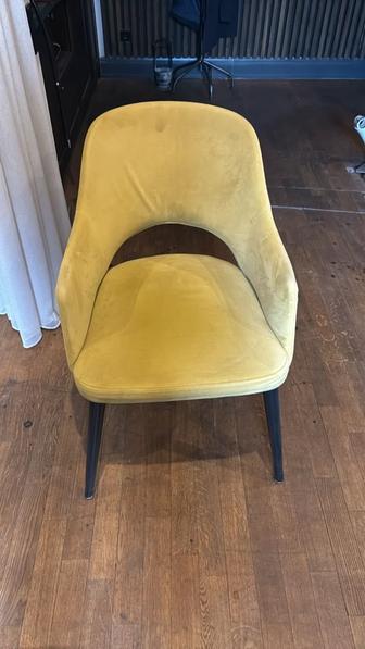 Продам комплект из 12 мягких стульев.