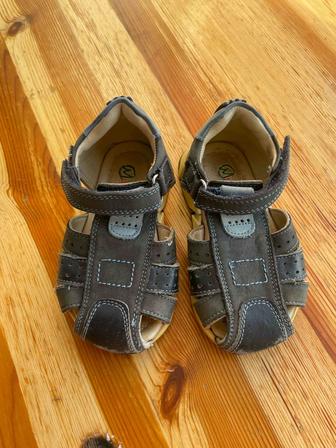 Продаю детские сандали р24.