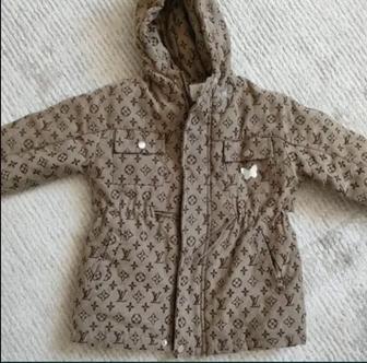 Продам курточку для девочки на 6-7 лет.