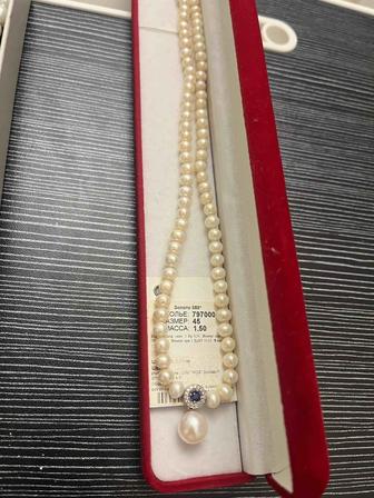 Жемчужное колье с золотым кулоном и сапфировой вставкой