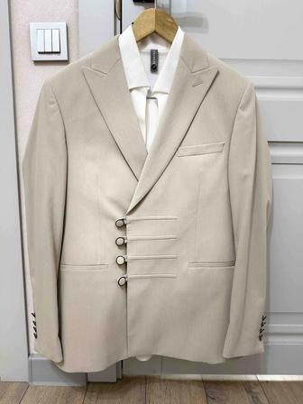 Продаю тойский костюм