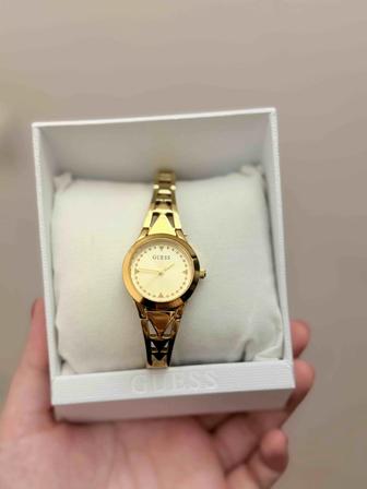 Оригинальные часы от бренда Guess