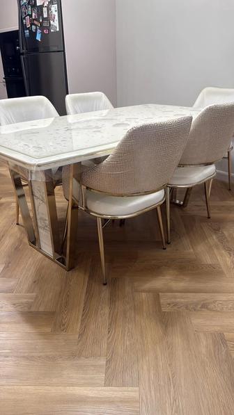 Кухонный стол и стулья