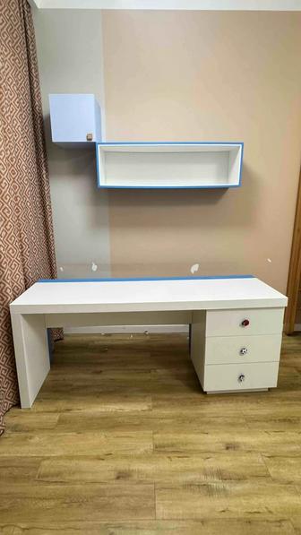 Детский стол и полки